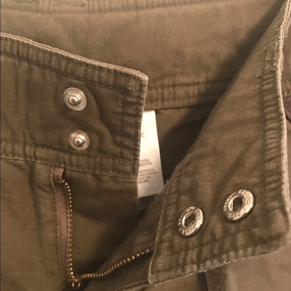 Liz Claiborne Shorts Size 4P Olive Green - Picture 6 of 9